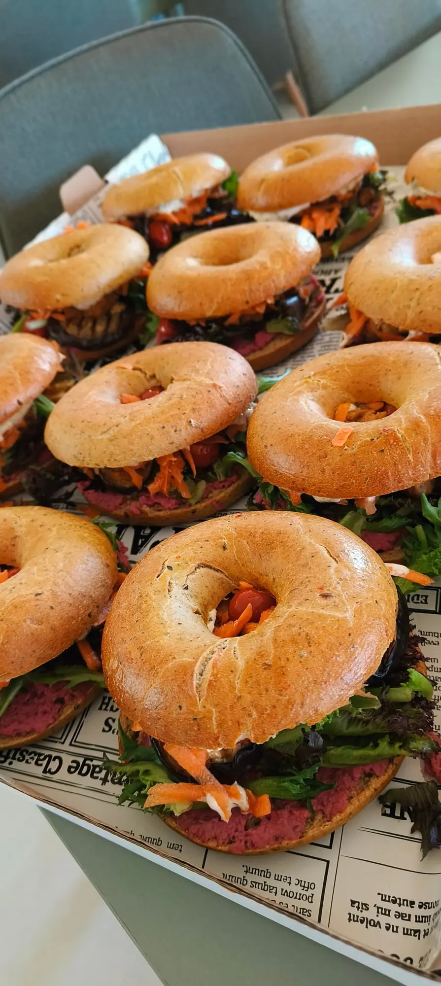 Bagels med grønt fyld klar til servering