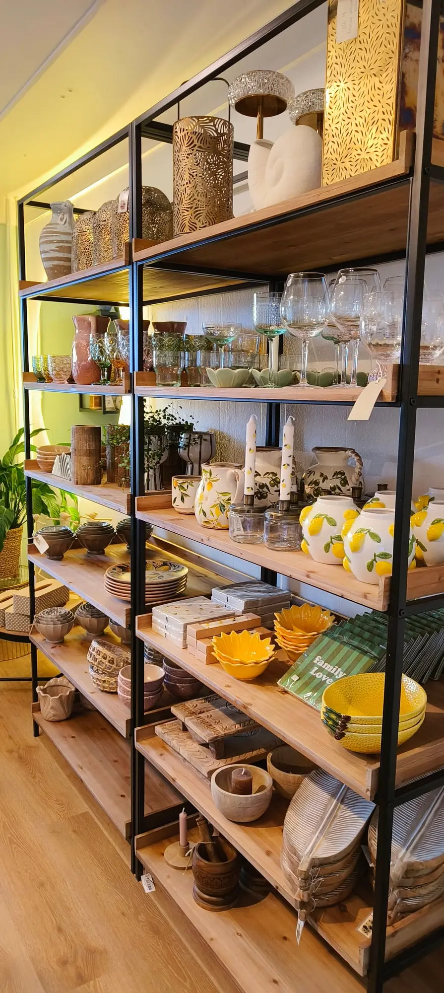 Hylder med keramik, glas og gaveidéer i Break Boutique
