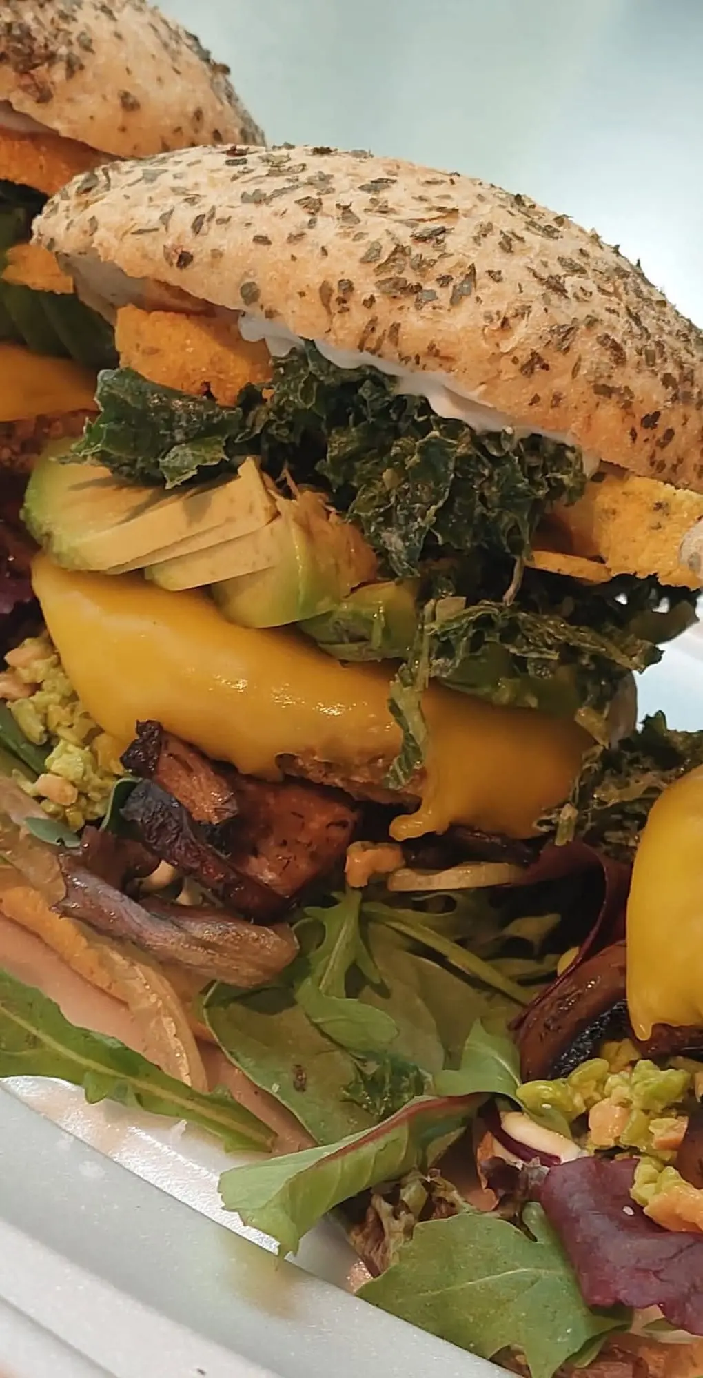 Plantebaseret burger med avocado, grønt og smeltet vegansk ost