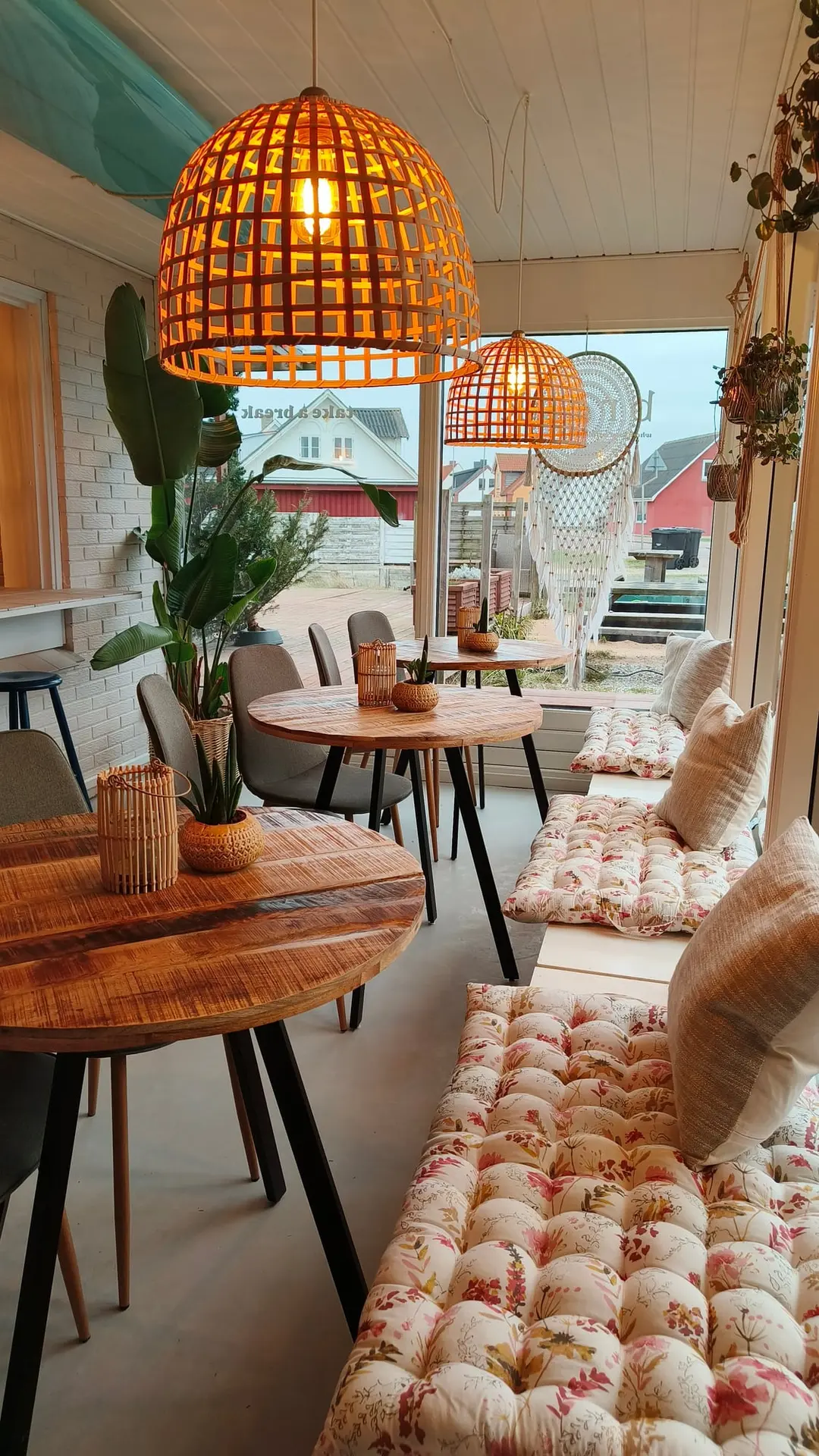 The Break Cafés interiør med kurvelamper, planter og hyggelige siddepladser
