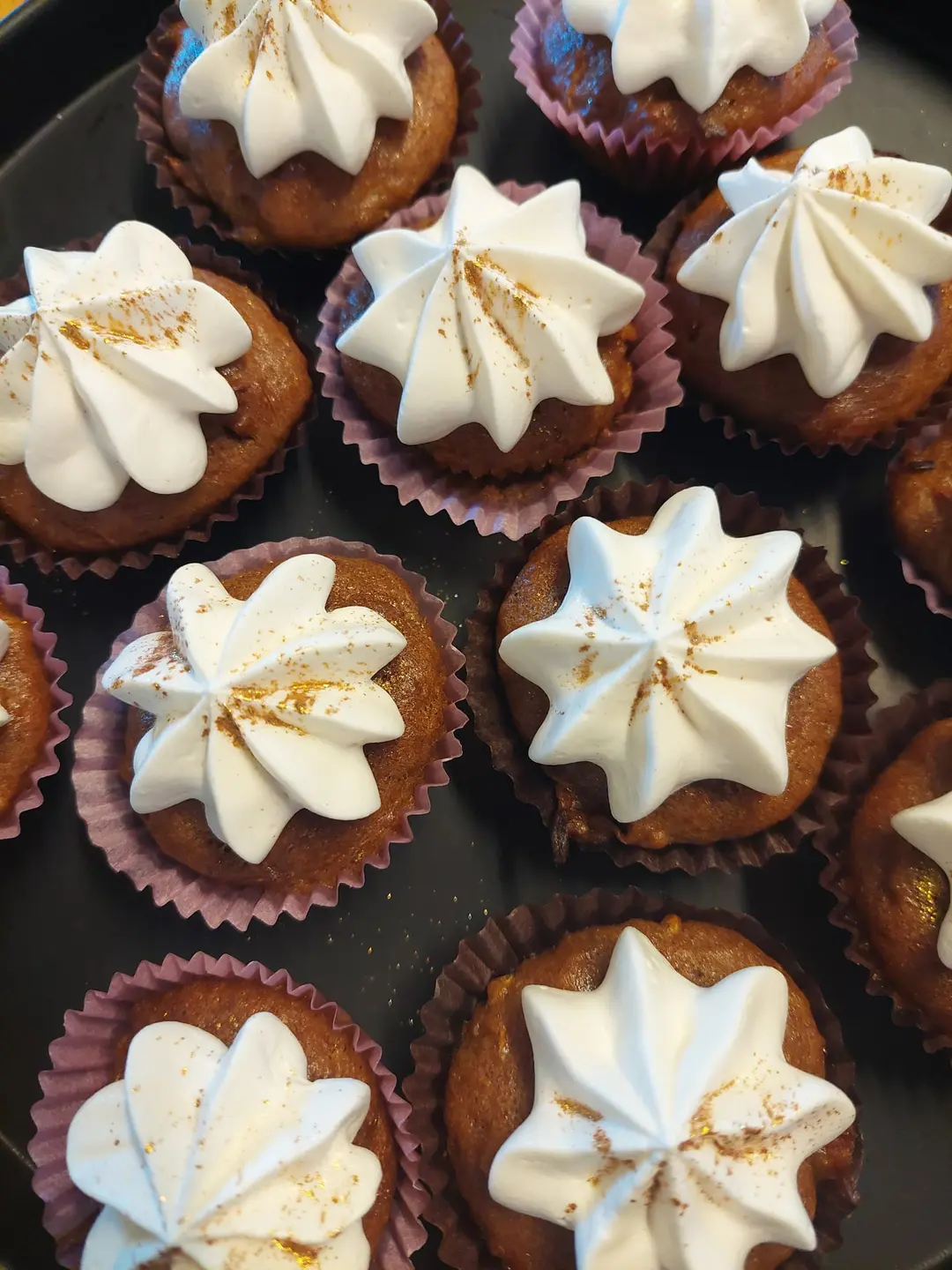 Hjemmebagte cupcakes med lys frosting