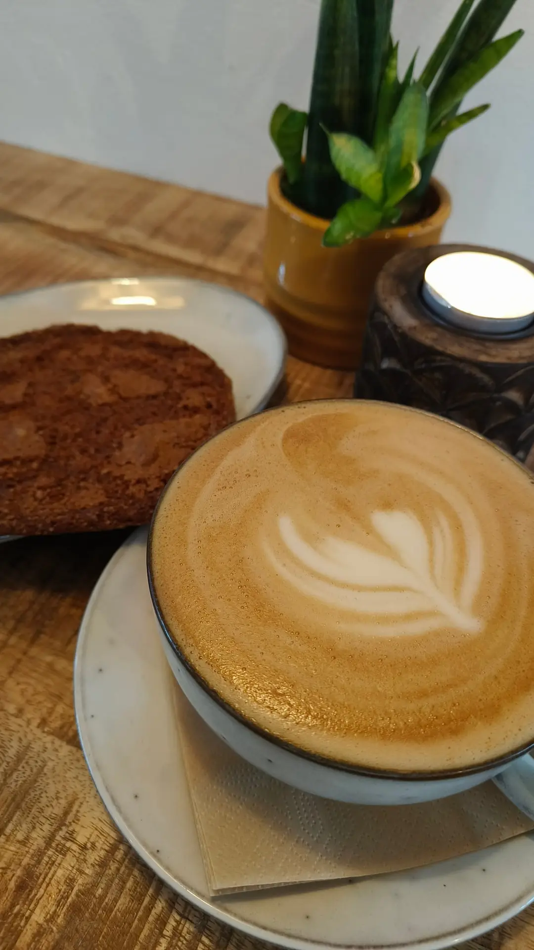 Kaffe med latte art og en småkage hos Break