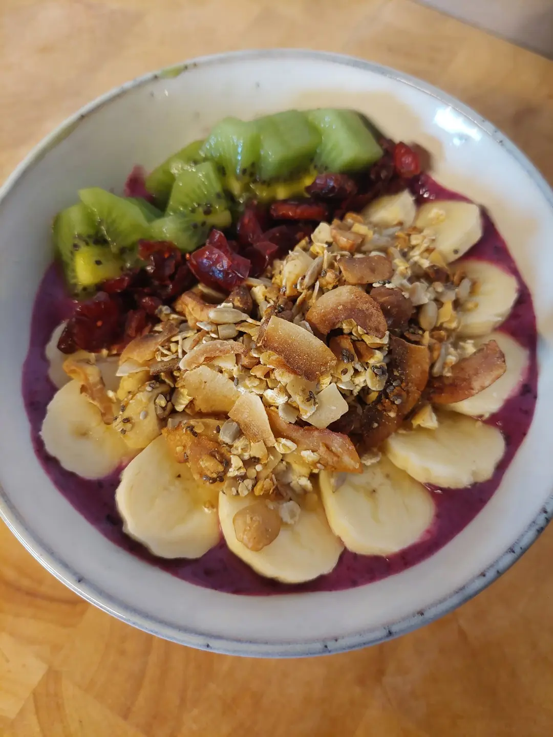 Smoothiebowl med banan, kiwi, bær og granola hos The Break Café